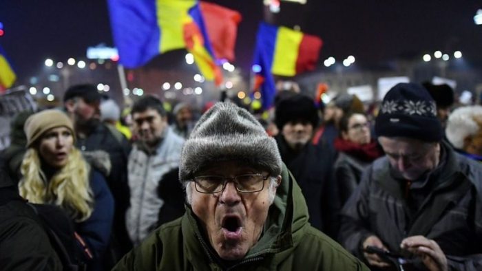 [VIDEO] Por qué miles de personas protestan contra el gobierno en Rumania