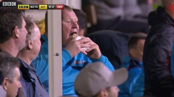Por qué generó tanta polémica y una investigación la foto del portero del Sutton United de la que habla todo el fútbol inglés