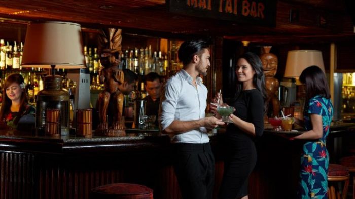 Chilena que es mesera de cócteles y bartender hace más de diez años en Nueva York: “Entiendo al dueño del Baco”