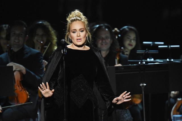 [VIDEO] Habría confundido la letra: Adele nuevamente sufre percance en medio de su presentación en los Grammy