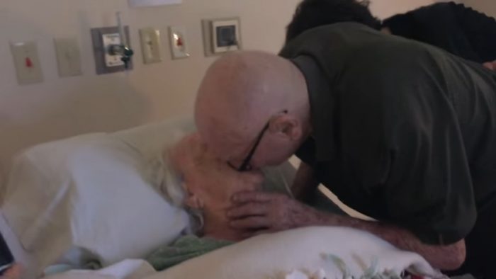 [VIDEO] La dulce despedida de un anciano a su moribunda mujer