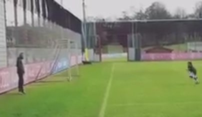 [VIDEO] Simplemente «El Rey»: Arturo Vidal sorprende a su hijo con un golazo en entrenamiento del Bayern Munich