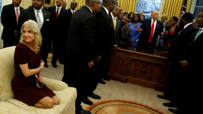 Polémica por asesora de Trump que puso sus zapatos sobre sofá de la Casa Blanca