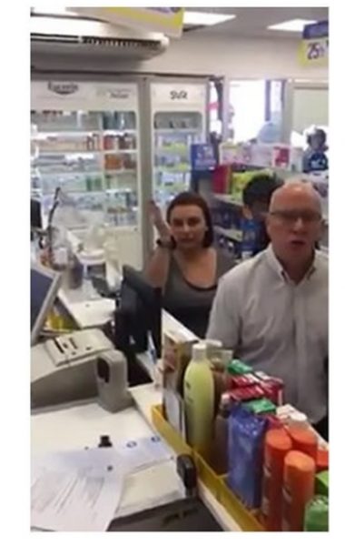 [VIDEO] Ataque xenofóbico a dependientas extranjeras en farmacia indigna en redes sociales