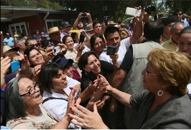 [VIDEO]»La mejor Presidenta de Chile»: Bachelet es aplaudida por vecinos de Quirihue que recibieron bono enseres