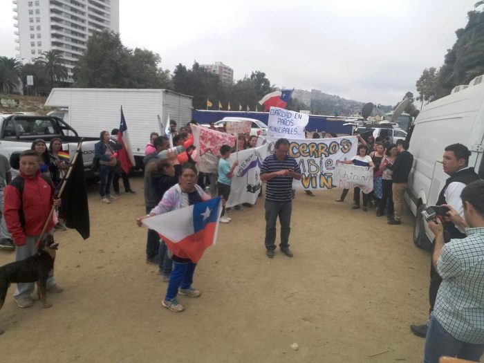 [VIDEO] Protestas de los vecinos del campamento «Felipe Camiroaga» obligan a suspender el «piscinazo» de la Reina del Festival