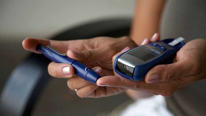La importancia de mantener el equilibrio: cuidados para personas con diabetes durante el 18