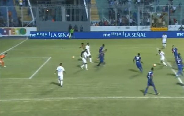 [VIDEO] Polémico gol es cobrado en Honduras: hincha se metió a la cancha y «definió» el clásico