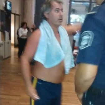 [VIDEO] Le tenían la luz cortada: hombre fue a bañarse a la empresa responsable a modo de protesta