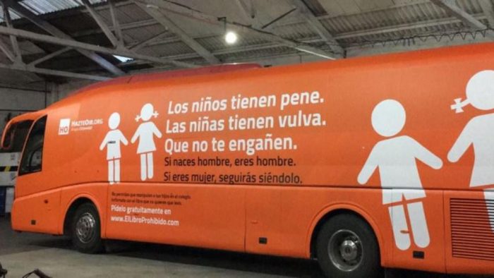 El bus transfóbico que recorre las ciudades de España: «Los niños tienen pene, las niñas tienen vulva»