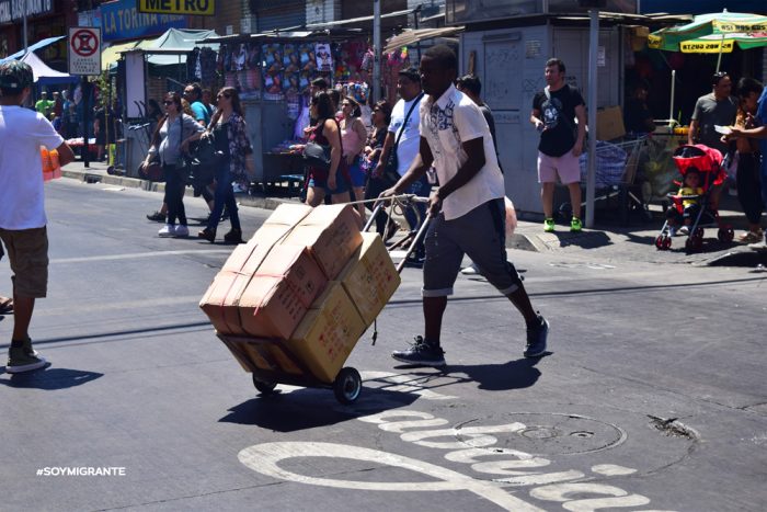 Intervenciones callejeras en Santiago centro reivindican valores de	migrantes