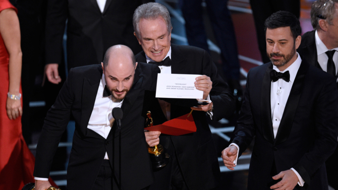 PwC pide disculpas por equivocación en premio a mejor película en los Óscar