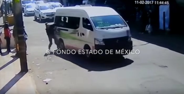 [VIDEO] De victimario a víctima: ladrón es arrastrado por camioneta al tratar de robar un celular
