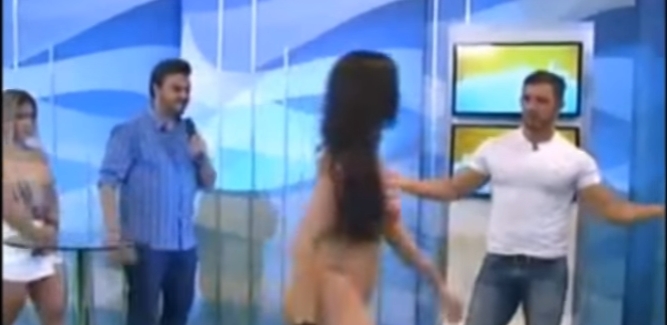 [VIDEO] Modelo brasileña reacciona ante toqueteo inadecuado en televisión