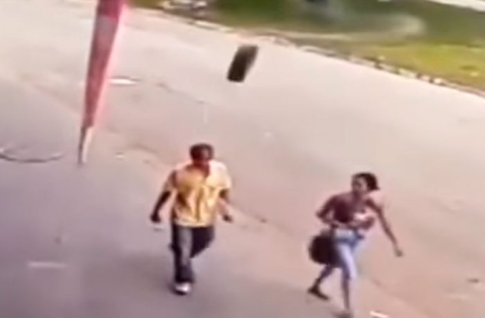 [VIDEO] Brasil: Hombre sufre fracturas de cráneo luego de ser golpeado sorpresivamente por un neumático