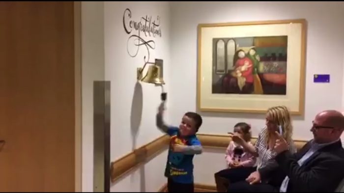 [VIDEO VIDA] La emotiva celebración de un niño de seis años por el fin de su quimioterapia