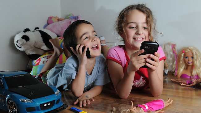 Pediatras alertan sobre excesivo uso de celulares en los niños
