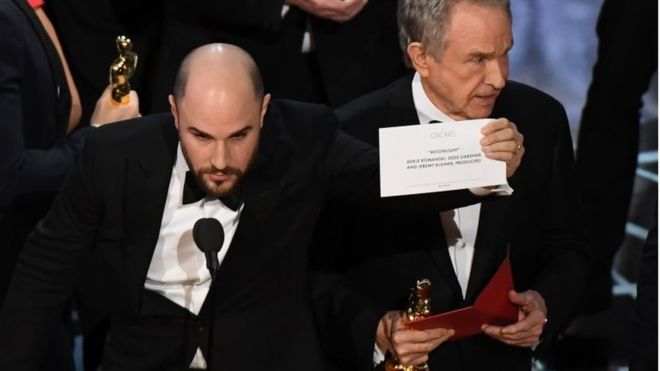 Papelón en los Oscar: dan por ganadora a «La La Land» en lugar de «Moonlight»