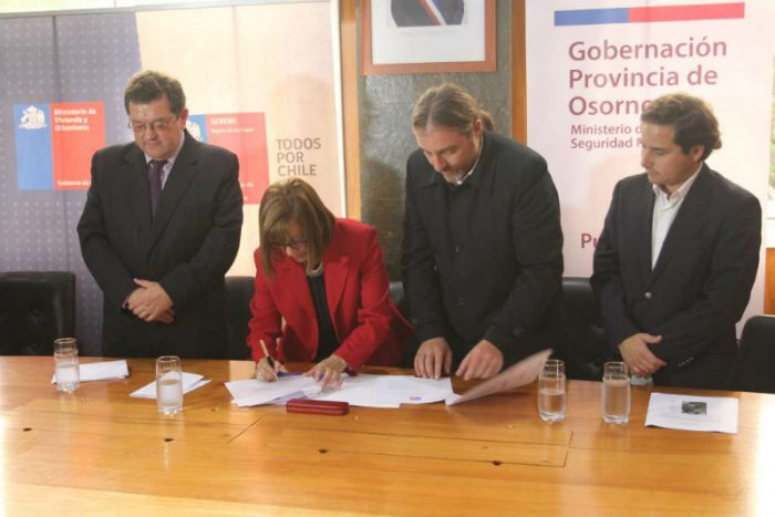 Bienes Nacionales firma acuerdo en Osorno: terrenos del Ejército serán traspasados para construir más de mil viviendas