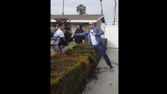 [VIDEO] Se revelan imágenes de un policía de Los Angeles (EE.UU.) abriendo fuego contra adolescentes