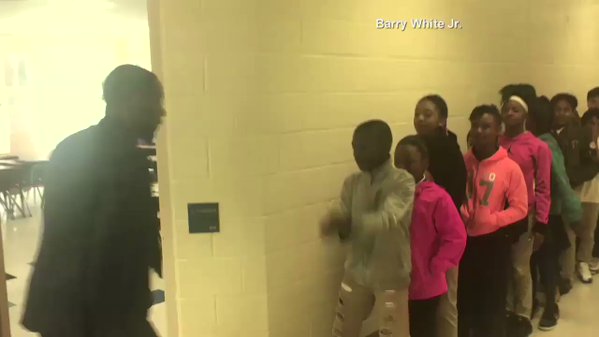 [VIDEO VIDA] No se equivoca con ninguno: profesor saluda de manera personalizada a cada alumno antes de entrar a la sala