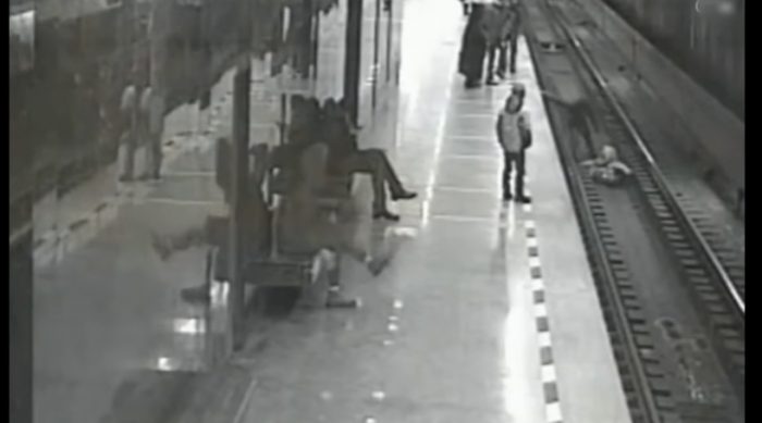 [VIDEO] Hombre en Rusia salta a las vías del tren para rescatar a niño