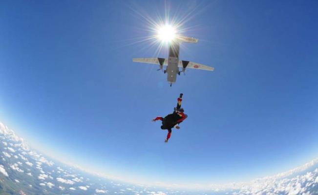 Saltar en paracaídas, el deporte extremo que se toma las vacaciones