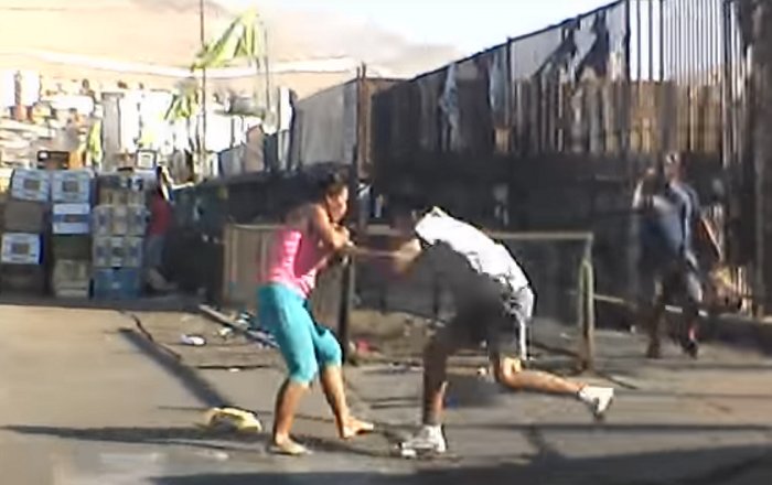 [VIDEO] Taxista iquiqueño intenta atropellar a ladrón que asaltaba a una mujer