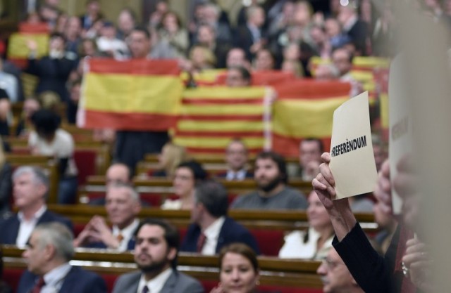 Parlamento catalán tramita una reforma para independizarse de España