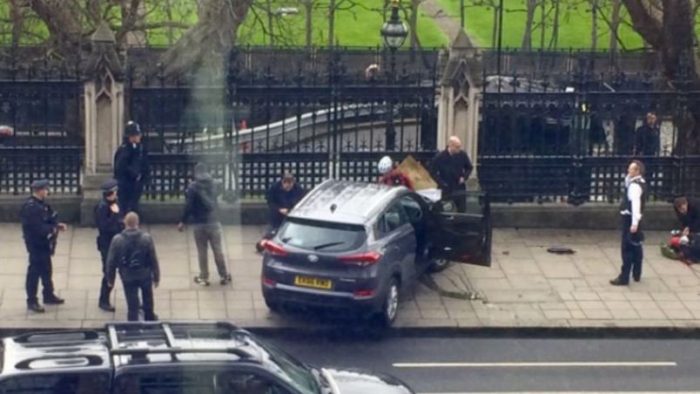 Reportan una decena de heridos luego de un tiroteo en el exterior del parlamento británico