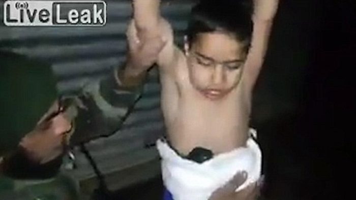 [VIDEO]: Soldado iraquí ayuda a niño de 7 años a sacarse cinturón explosivo pegado a su cuerpo y que fue armado por Estado Islámico
