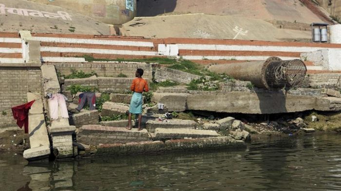 La contaminación mata al sagrado río Ganges e intoxica a los devotos hindúes