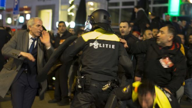 Holanda expulsa a ministra de Turquía y desata airadas protestas en Rotterdam