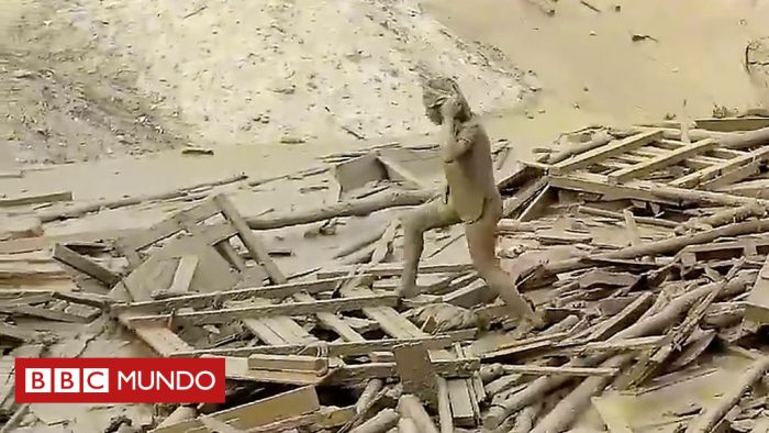 [VIDEO] El momento en que una mujer emerge del barro tras ser arrastrada por un deslave en Perú