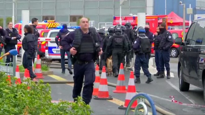 Francia: un hombre armado es muerto a balazos en el aeropuerto de París – Orly