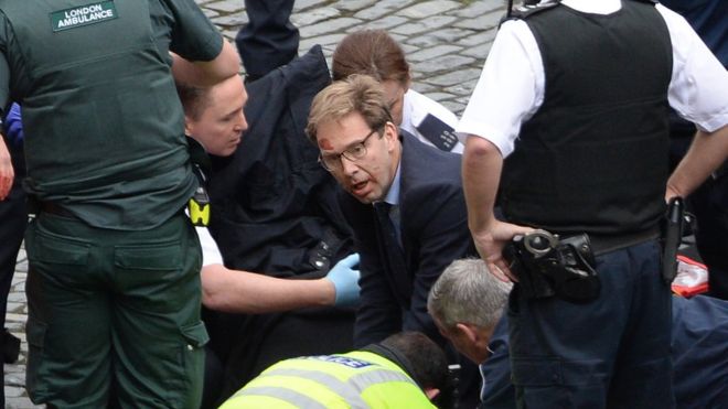 El «héroe» del ataque en Westminster: la historia del parlamentario británico Tobias Ellwood, quien trató de salvar al policía apuñalado