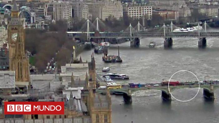 [VIDEO] El momento en que una mujer cae al río Támesis durante el ataque en el puente de Westminster en Londres