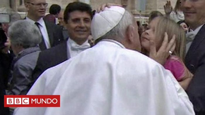 [VIDEO] El simpático instante en que una niña le quita el solideo al papa Francisco