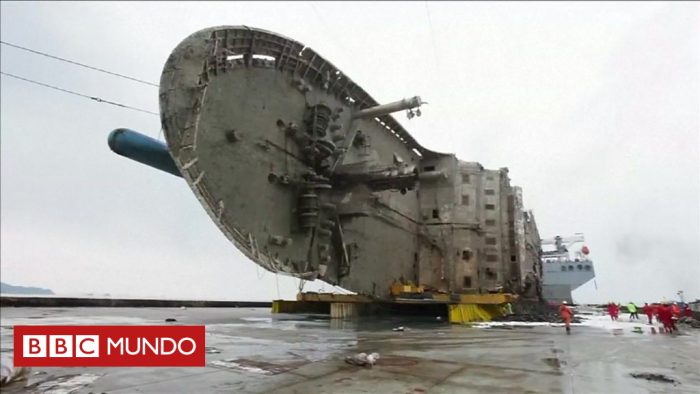 [VIDEO] El colosal remolque del «Sewol», el ferry de 6.000 toneladas que naufragó y causó una de las peores tragedias marítimas en Corea del Sur