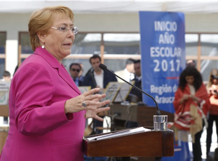 Bachelet inaugura año escolar en la Araucanía y pide «levantar la vista» para reconocer logros de reforma educacional