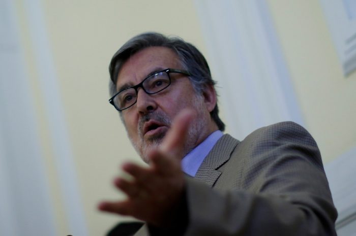 Guillier acusa el golpe: critica desorden en la Nueva Mayoría y habla de «fuego amigo» hacia su candidatura
