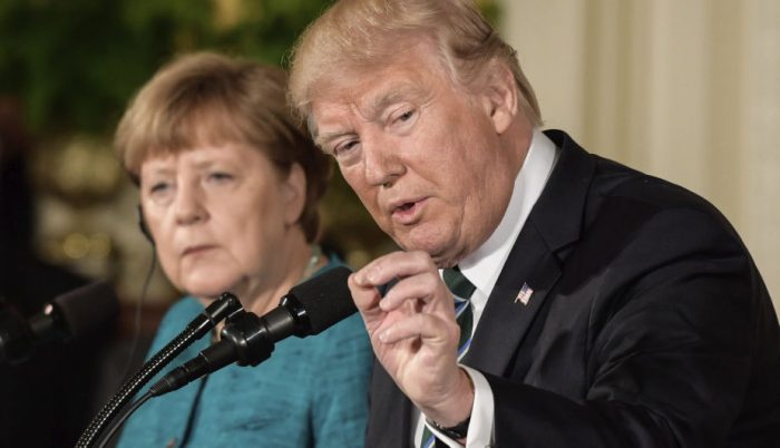 Angela Merkel lee revista ‘Playboy’ para preparar encuentro con Donald Trump
