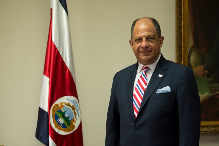 Presidente de Costa Rica: «Por no gastar en Ejército invertimos hasta el 8% del PIB en Educación»