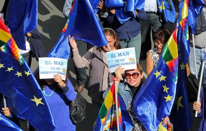 Bolivianos forman una «Marea azul» por demanda marítima a Chile