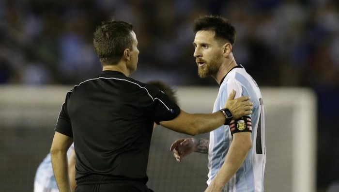 Messi: «Mis improperios fueron dichos al aire y no contra el árbitro asistente»