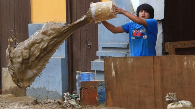 «Sólo tuvimos tiempo para sacar a los bebés»: inundaciones dejan sin casa a casi 100.000 personas en Perú