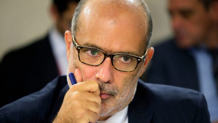 Valdés escala conflicto con ministra Krauss y dice que fue «imprudente» al revelar estrategia sobre las AFP