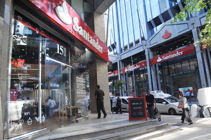 Se le adelantó a marzo: Banco Santander firmó convenio colectivo anticipado con todos sus sindicatos