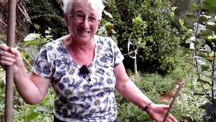 [VIDEO] La divertida reacción de dos abuelas que encontraron una planta de marihuana en su jardín