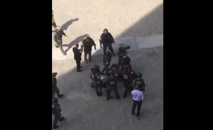 [VIDEO] La brutal agresión de la Guardia Venezolana a una periodista de Caracol Radio por cubrir protestas en el Tribunal Supremo